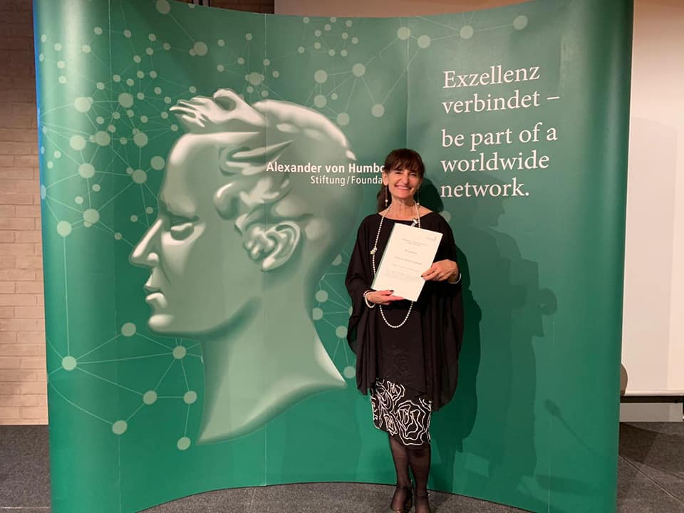 Marleen Haboud con su premio Georg Forster Research Award